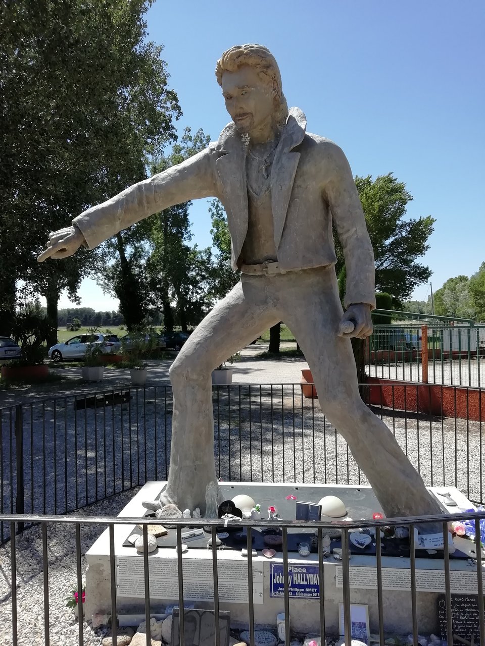 La statue de Johnny Hallyday à côté du restaurant - Photo de Restaurant Le Tennessee, Viviers - Tripadvisor