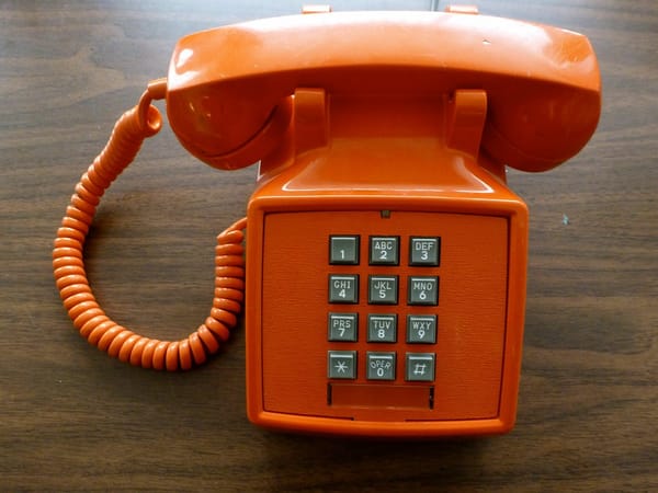 Call me on le téléphone