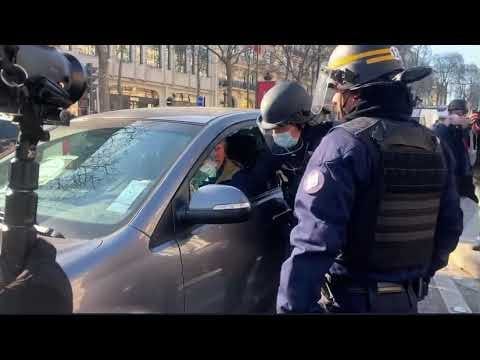 Excusé-moi, monsieur protestor.